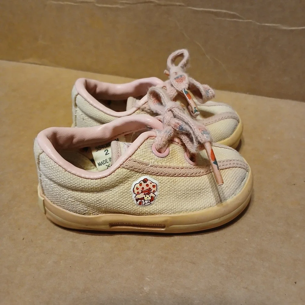 Stride Rite Strawberry Shortcake Baby Sneakers Vintage 1980s Pink Size 2 M